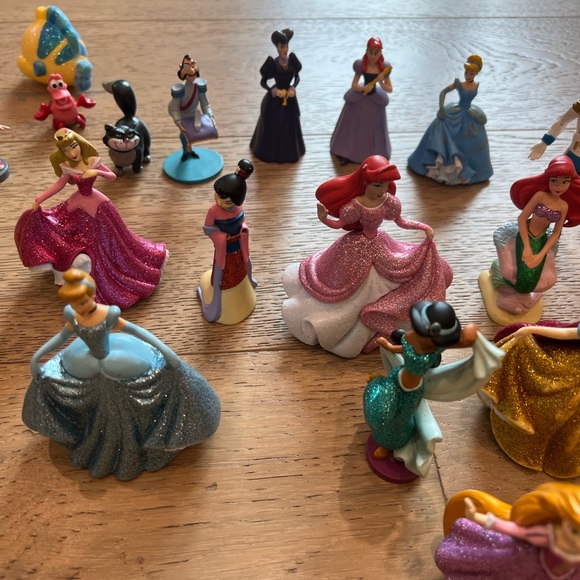 Princess Disney Deluxe Figure Play Set w Glitter Accents. - Picture 2 of 6
